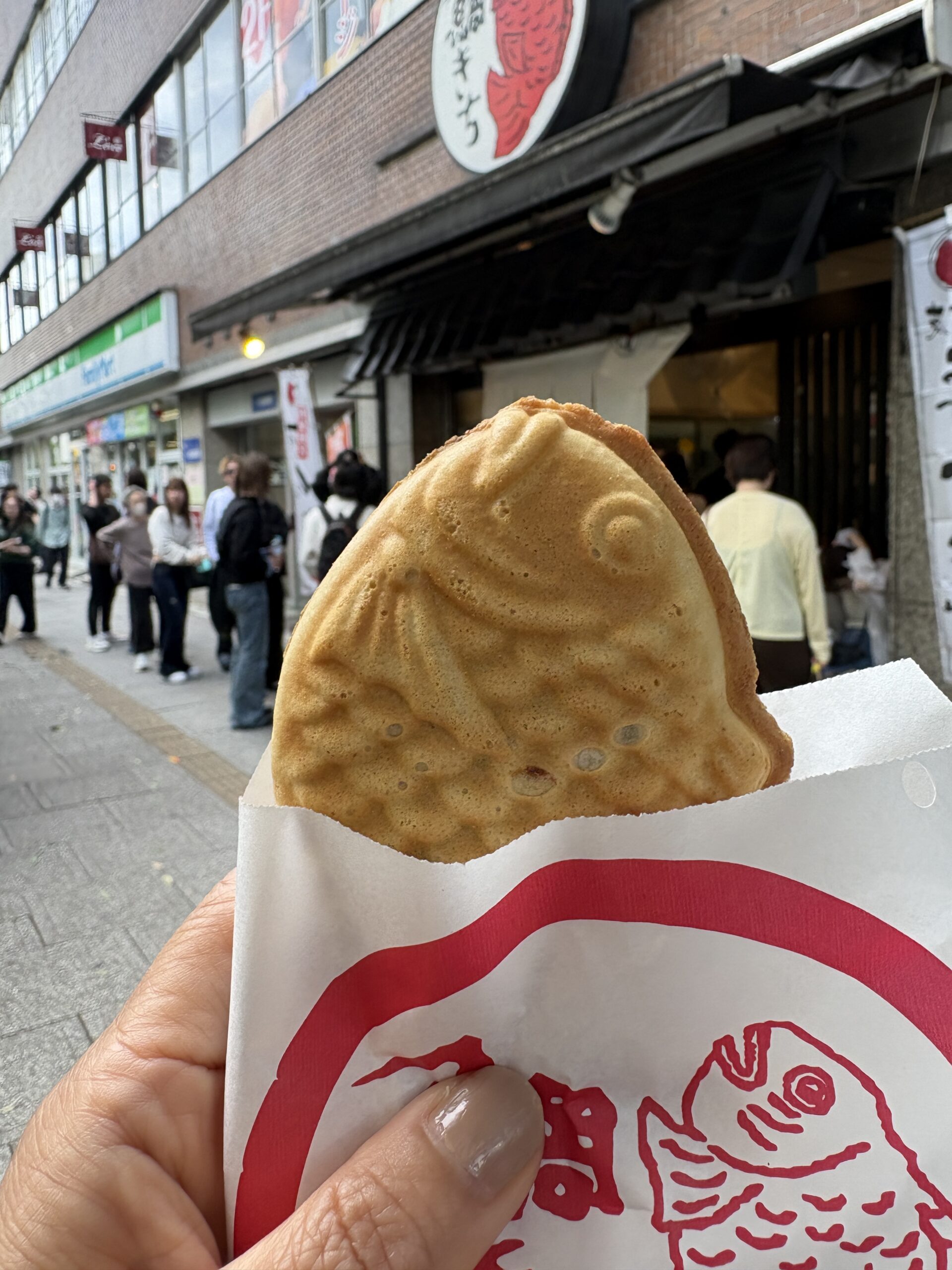 たいきちのたいやきを手に持つ