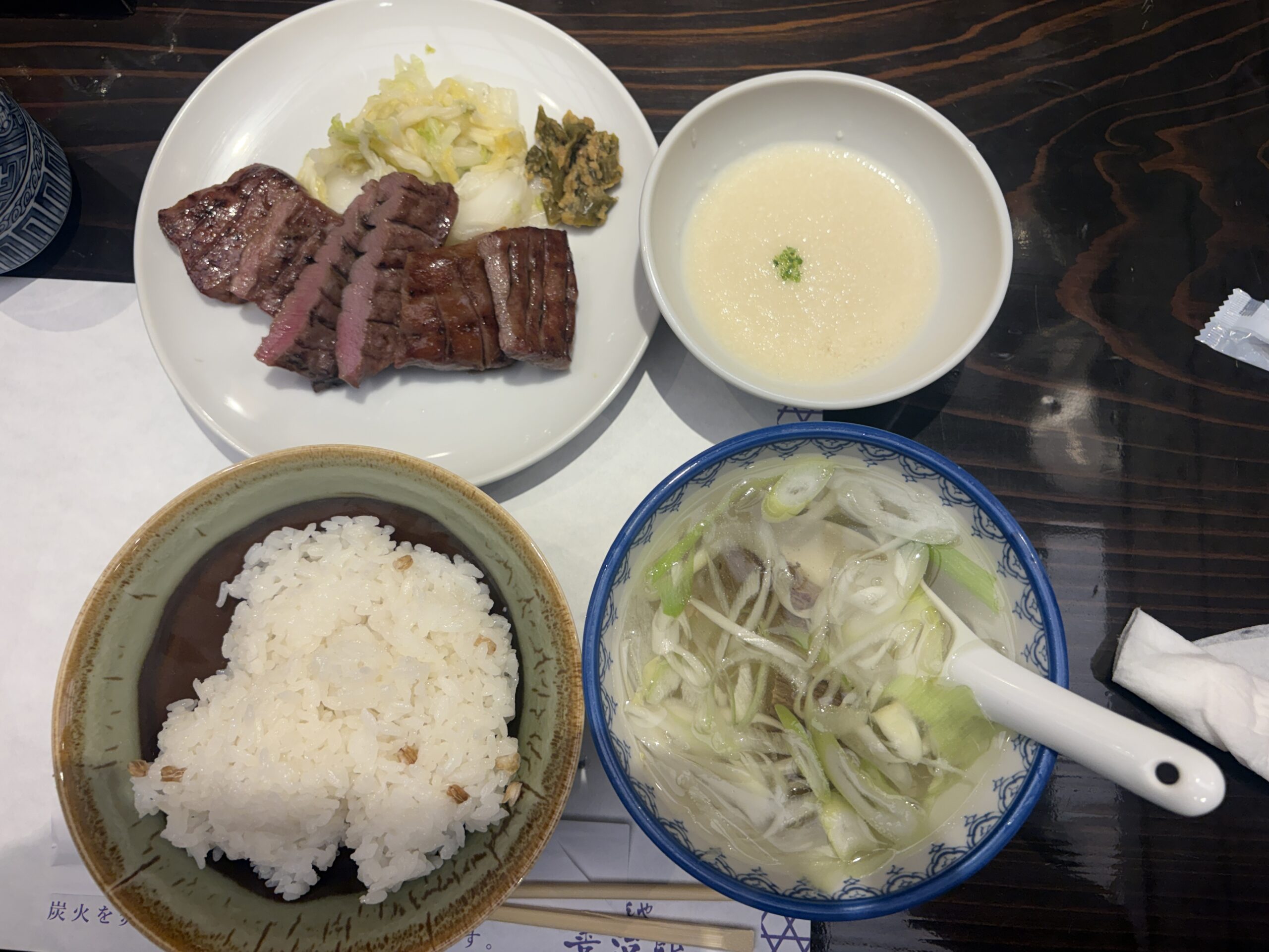 牛タン炭火焼き定食・麦ごはん・テールスープ・漬物