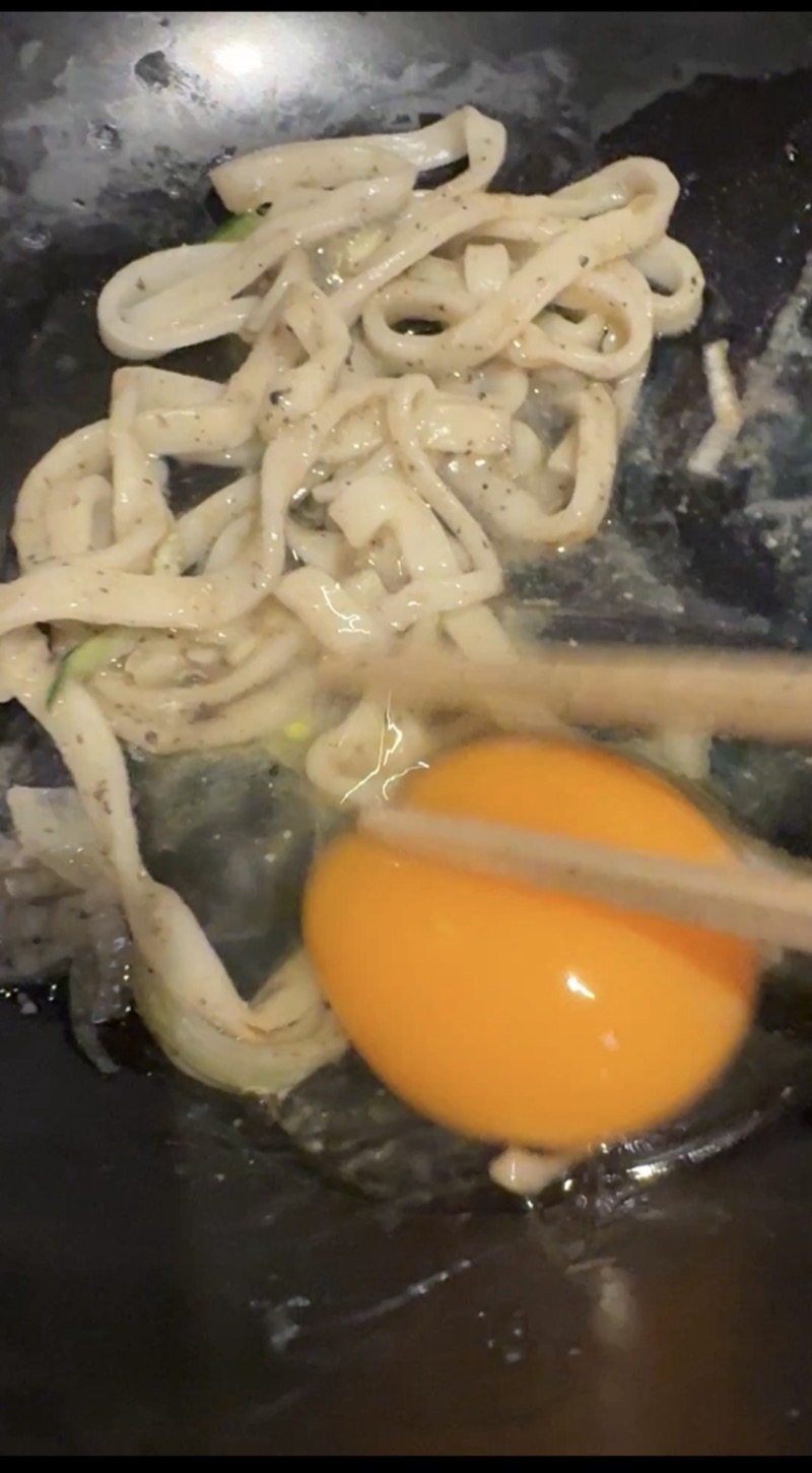 じゃじゃ麺に生卵を落とす